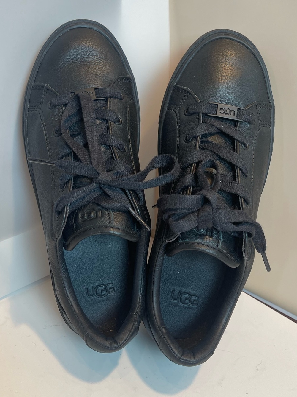 UGG Women's Zilo Black Leather Sneakers Platform Low Top Sz 7.5 Minimalist